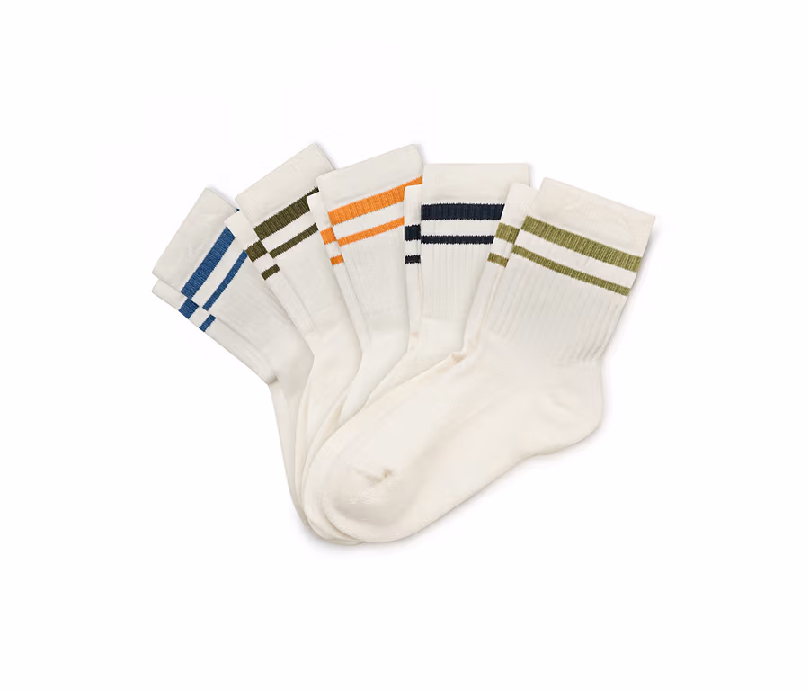 Cinq chaussettes blanches disposées en éventail côte à côte, chacune avec deux rayures colorées sur le bord supérieur : bleu, olive, orange, bleu marine et vert clair.