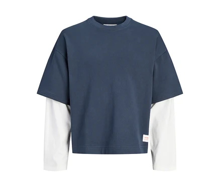 T-shirt double couche Jack&Jones avec un haut bleu foncé à manches courtes sur une base blanche à manches longues.