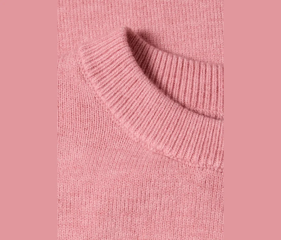 Gros plan d'un pull en maille rose 3/4 Street One, montrant le col côtelé et la texture tricotée.