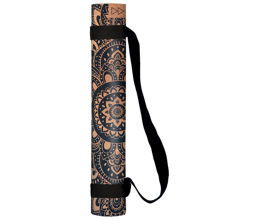 Un tapis de yoga enroulé avec un motif floral noir et une sangle noire.