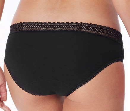 Gros plan sur une culotte noire pour femme avec de la dentelle.