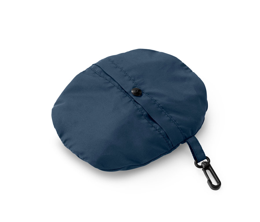 Chapeau de trekking bleu avec sac sur fond blanc.