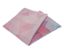Tissu plié avec un motif géométrique dans les tons rose et violet.