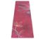 Tapis de yoga bordeaux avec motif floral.