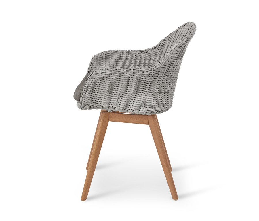 Vue latérale d'un fauteuil de jardin en polyrotin et eucalyptus avec un coussin d'assise gris.