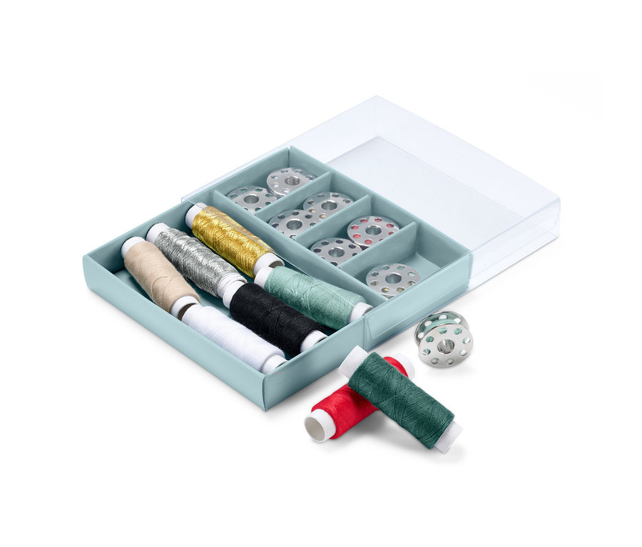 Un kit de fil à coudre dans une boîte bleue avec un couvercle transparent.