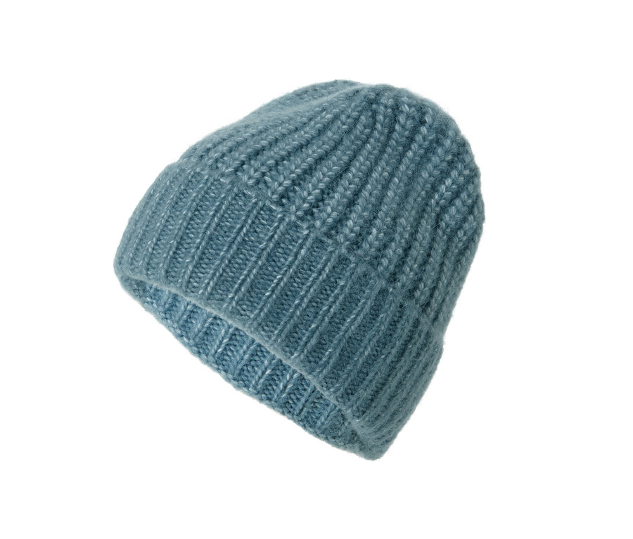 Gros plan d'un bonnet en maille bleu fumée avec de la laine.