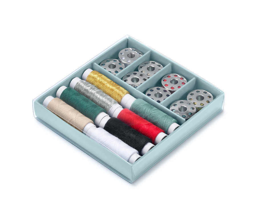 Kit de fil à coudre dans une boîte bleue avec des fils colorés et des bobines.