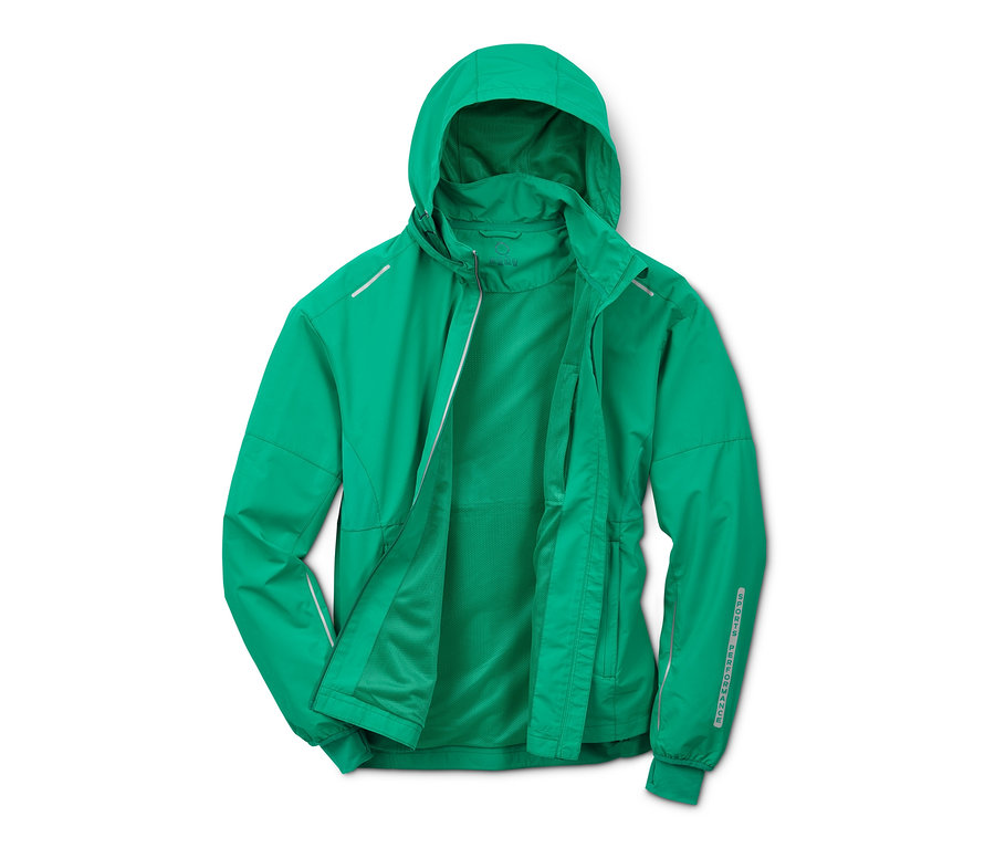 Veste fonctionnelle coupe-vent verte à capuche, partiellement ouverte.