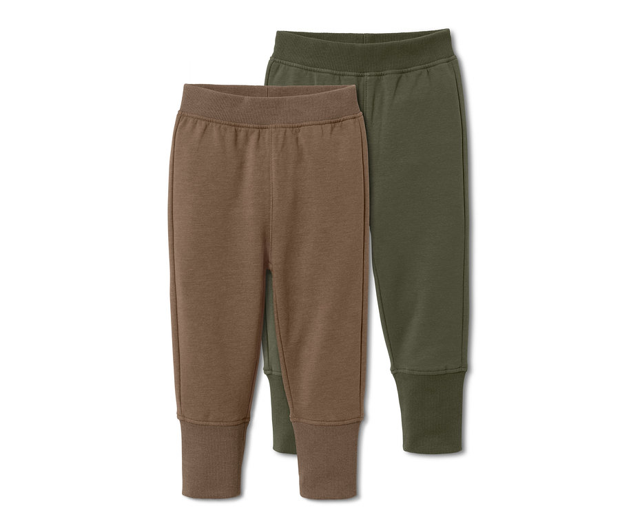 Deux pantalons de survêtement : un marron et un vert olive.