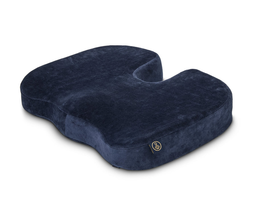 Un coussin d’assise bleu marine avec mousse à mémoire de forme sur un fond blanc.