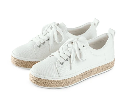 Deux paires de baskets en toile blanches avec semelle en jute.
