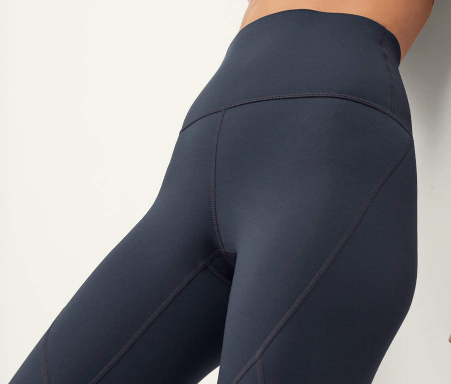 Une femme portant un legging de sport « Sculpture » et un soutien-gorge de sport.