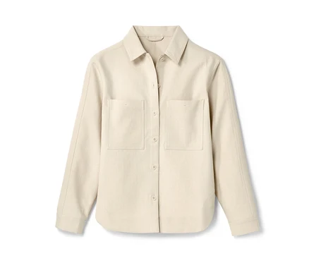Une veste chemisier NAH/STUDIO écrue en coton non coloré à manches longues et deux poches.