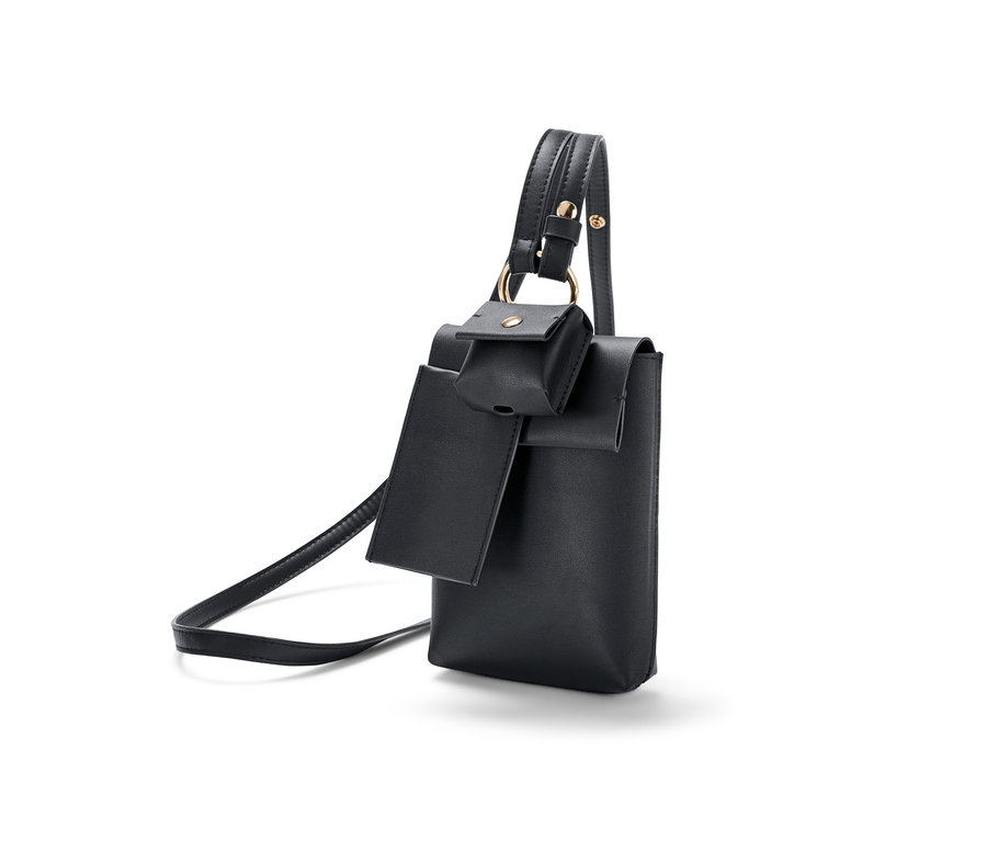 Mini sac noir avec une bandoulière.