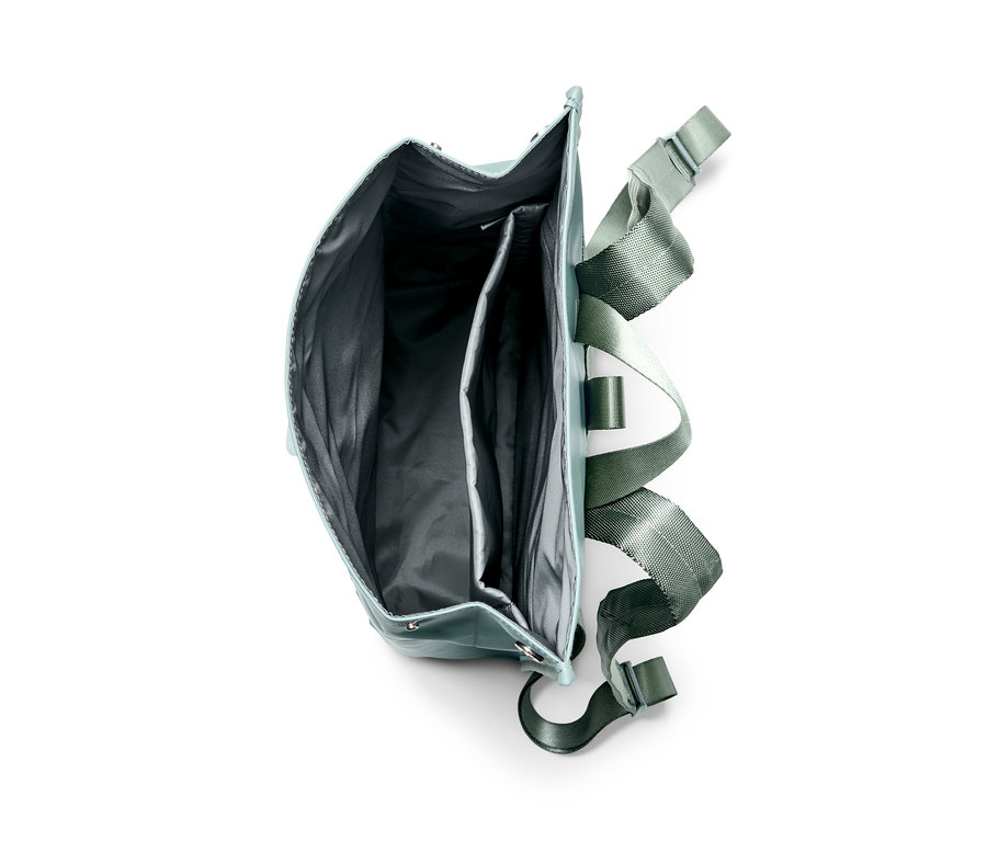 Un sac à dos de pluie bleu clair ouvert avec des bretelles vert foncé.
