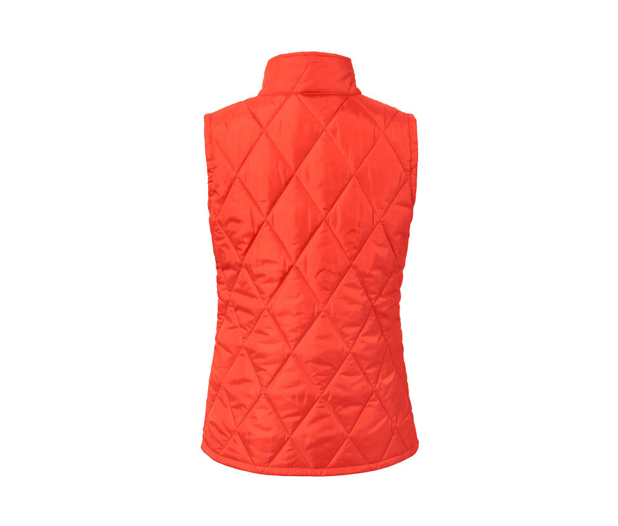 Vue détaillée de l'arrière d'un gilet matelassé rouge faisant partie d'un manteau de pluie 3-en-1 avec gilet.