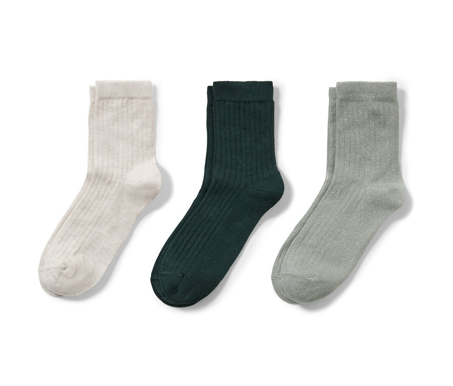 Trois paires de chaussettes côtelées en crème, vert foncé et gris.
