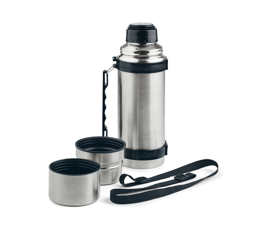 Une gourde thermique argentée avec 2 gobelets et une sangle noire sur un fond blanc.