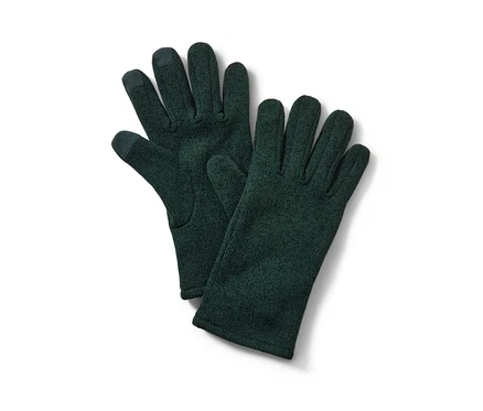 Deux gants en matière polaire tricotée verts sont posés l'un sur l'autre.