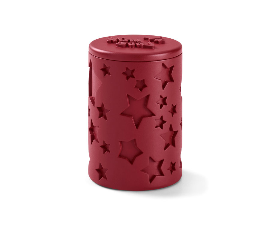 Un outil à biscuits 3-en-1 rouge avec des étoiles sur fond blanc.