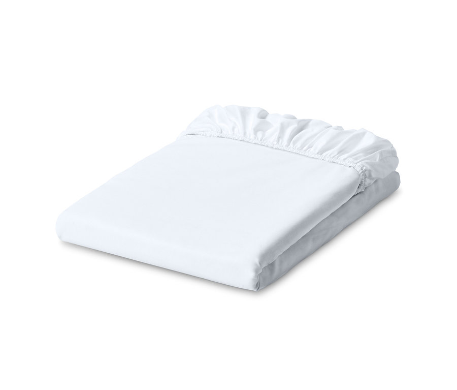Drap-housse en jersey blanc plié.