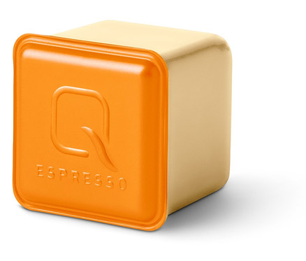 Une capsule individuelle Qbo Flavoured Espresso Caramel.