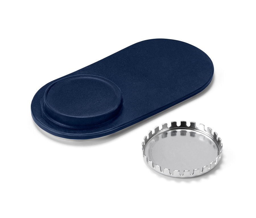 Porte-savon aimanté bleu et support de savon en métal argenté sur fond blanc.