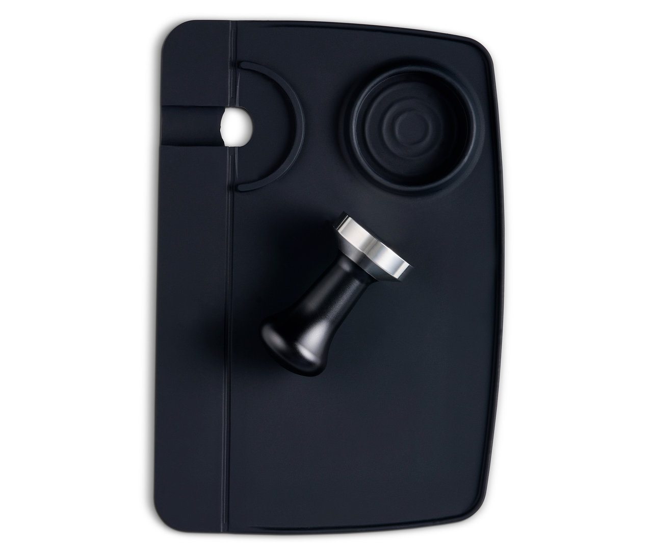 Un tapis de tassage noir avec un tasseur à café.