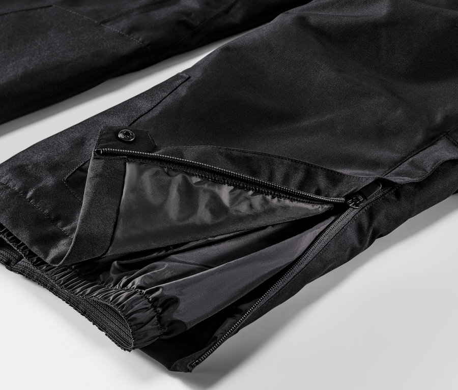 Gros plan sur un pantalon de ski avec une fermeture éclair ouverte.