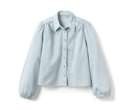 Blouse en jean bleu clair à manches longues.