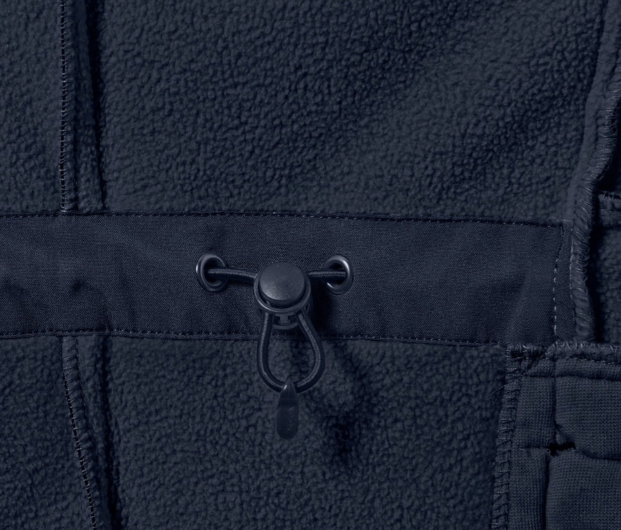 Gros plan sur un manteau en softshell bleu foncé avec cordon de serrage.
