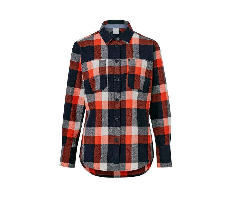 Un chemisier à carreaux avec des manches longues, des poches et des boutons.