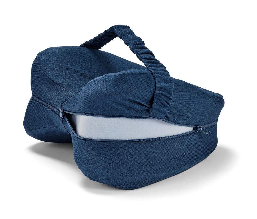 Coussin ergonomique pour genoux pour les personnes dormant sur le côté avec une housse bleu foncé, une fermeture éclair et une poignée.