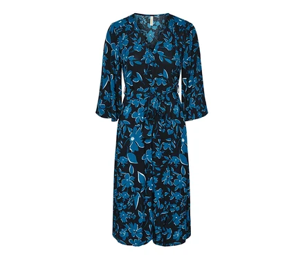 Robe noire à fleurs bleues avec des manches trois quarts. Une ceinture à nouer à la taille.
