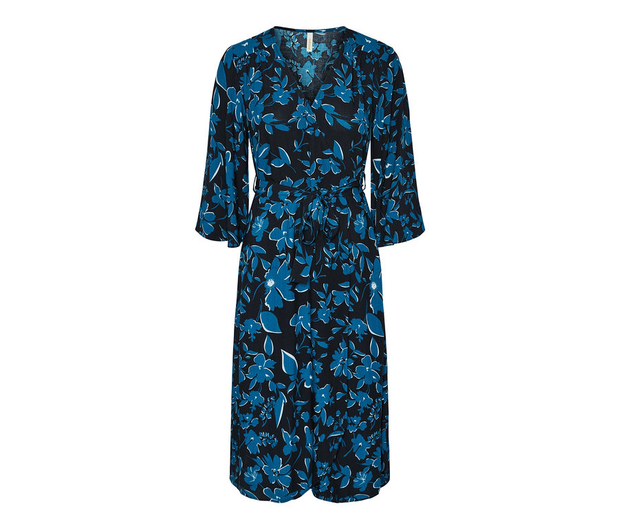 Robe noire à fleurs bleues avec des manches trois quarts. Une ceinture à nouer à la taille.