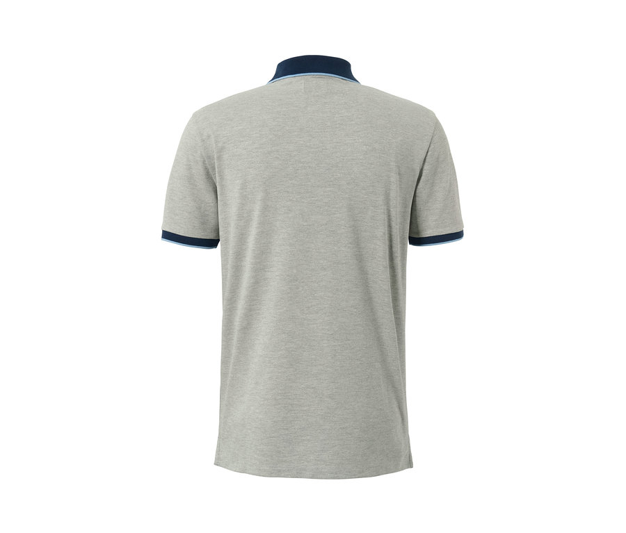 Vue arrière d'un polo en piqué gris chiné avec un col et des bords de manches bleu foncé.