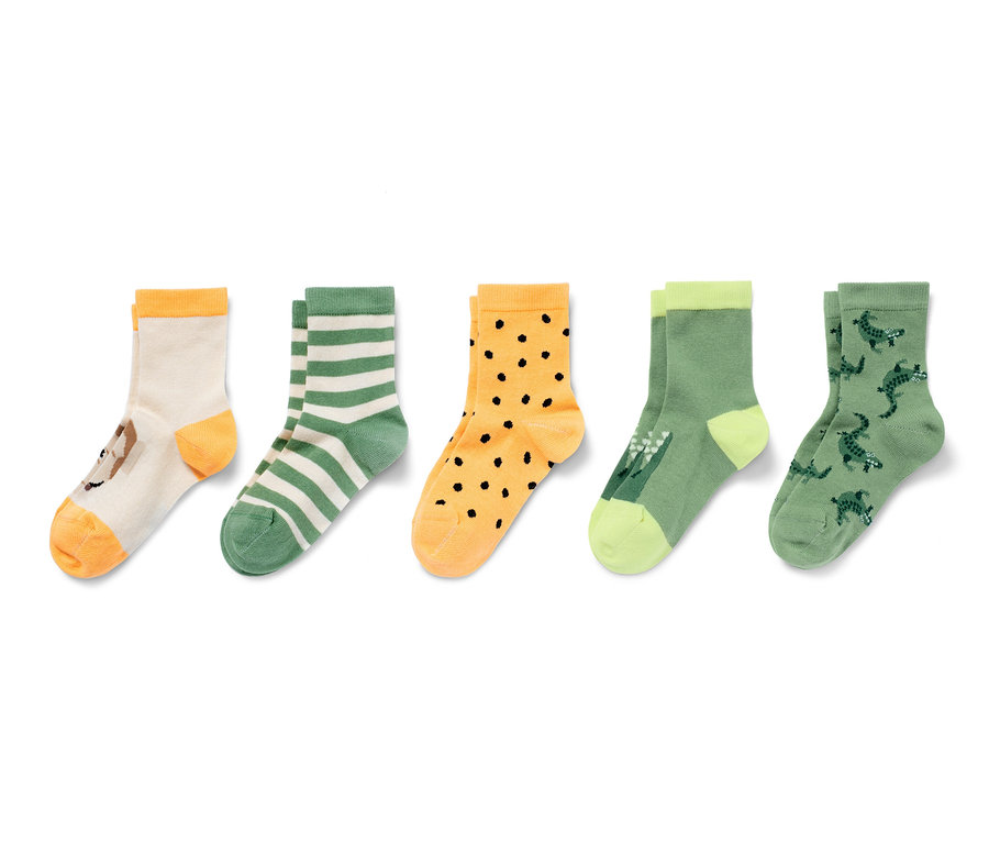Cinq paires de chaussettes pour enfant avec différents motifs.