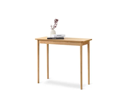 Sur une console en bois clair, il y a deux livres et un vase avec des fleurs.