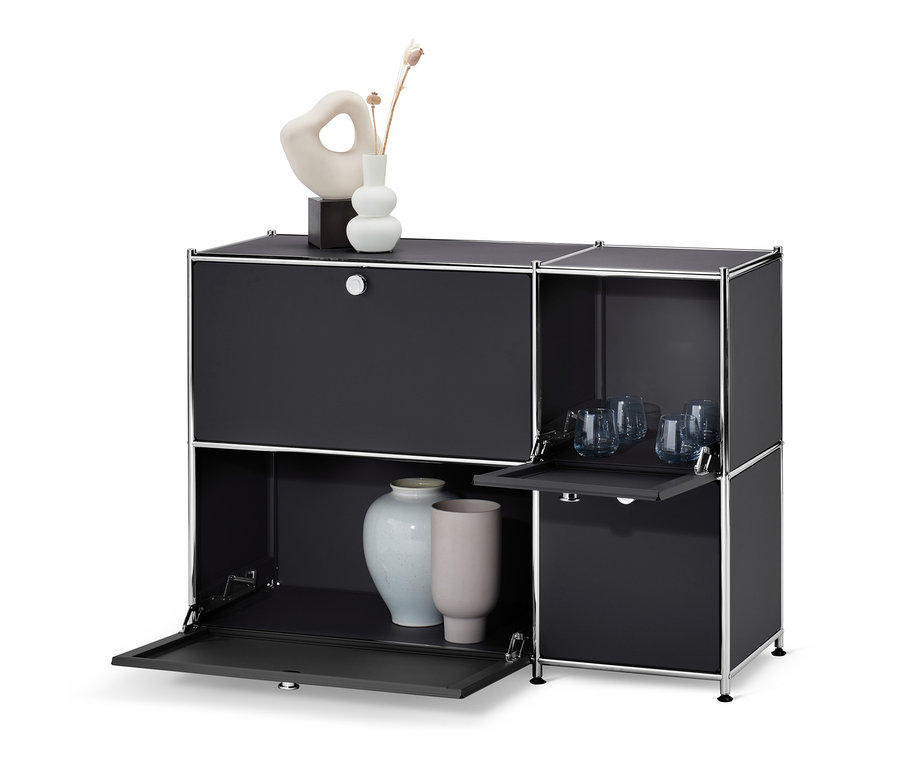 Buffet bas « CN3 » noir avec 4 abattants, avec des vases et des verres.