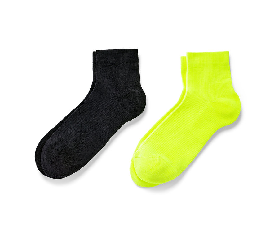Deux paires de chaussettes de sport courtes : une paire noire, une paire jaune néon.