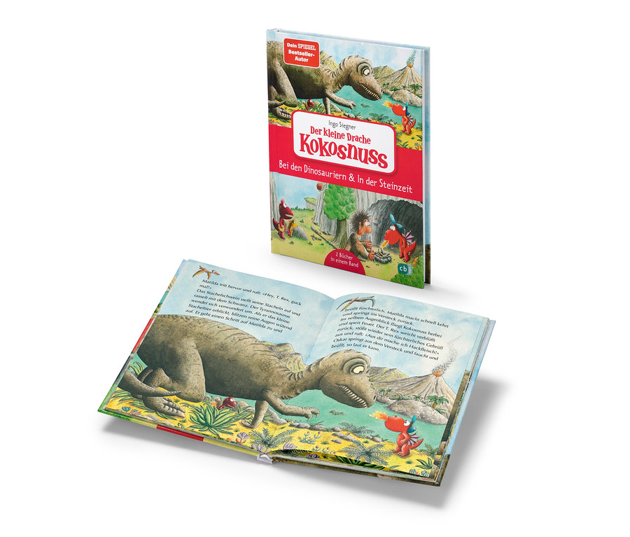 Un livre ouvert avec des illustrations de dinosaures et de dragons à côté d'un livre fermé intitulé « Der kleine Drache Kokosnuss – Bei den Dinosauriern & In der Steinzeit » (Le petit dragon Noix de coco – Chez les dinosaures et à l’âge de pierre, en allemand).