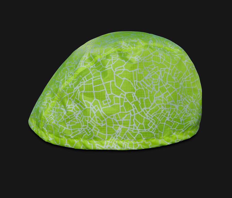 Housse de casque de vélo vert néon avec un motif géométrique blanc.