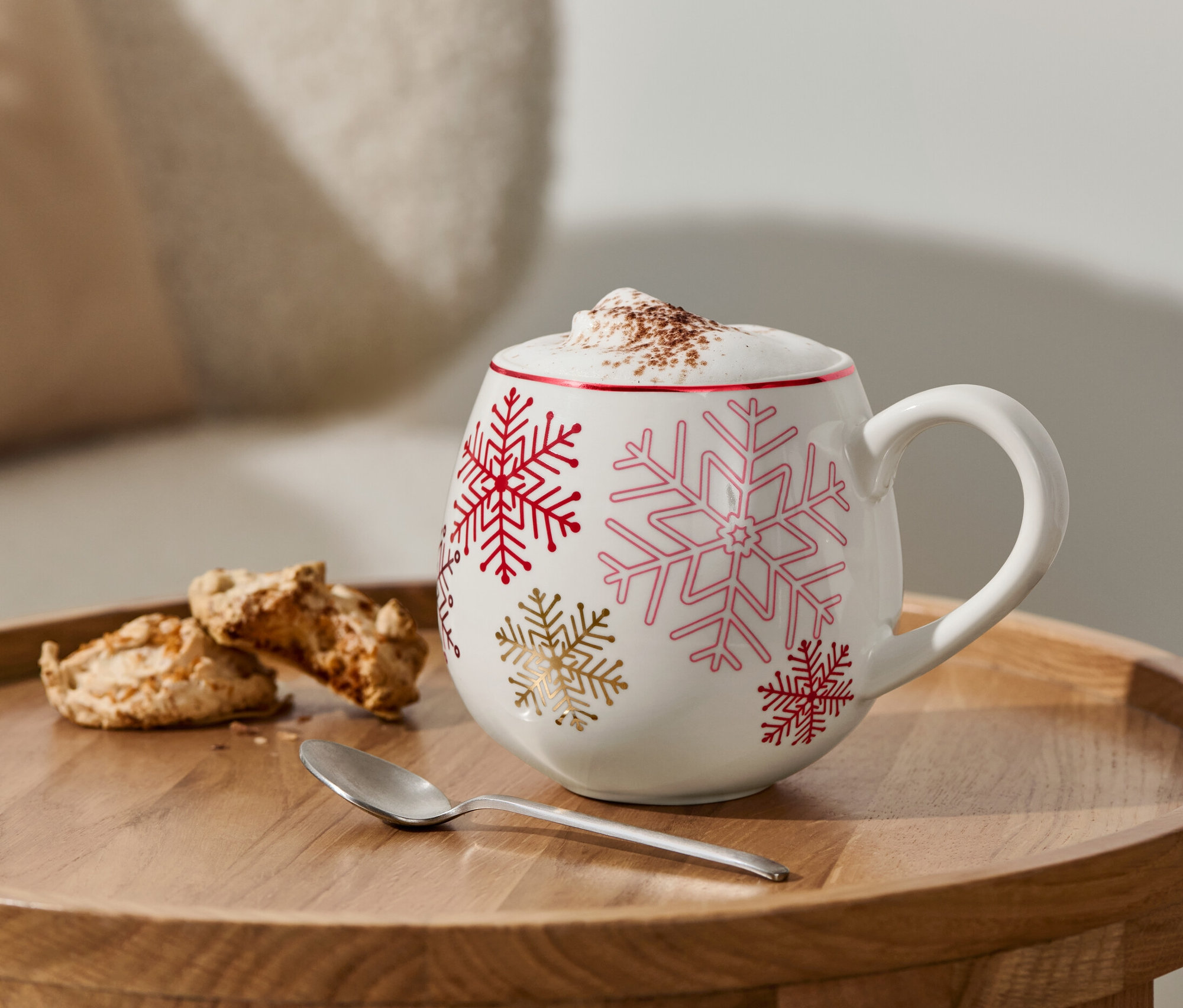 Tasse XL avec boisson et crème fouettée sur une table en bois.