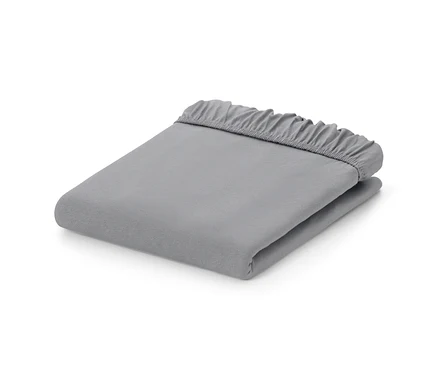 Un drap-housse en jersey gris plié.