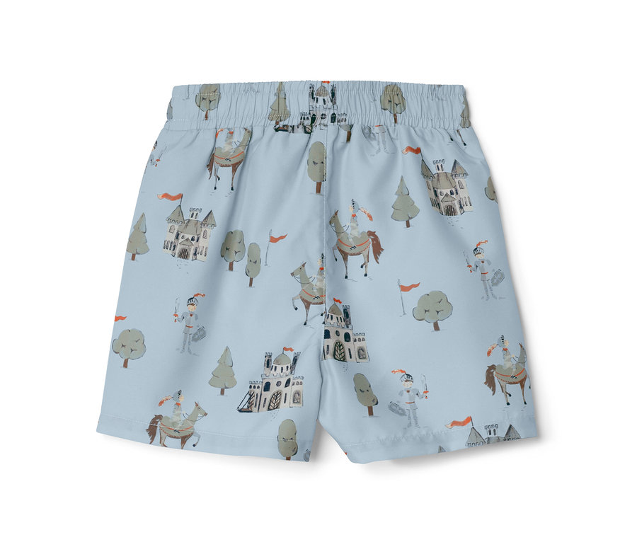 Boardshort pour enfant bleu clair avec imprimé de chevaliers, châteaux et arbres.