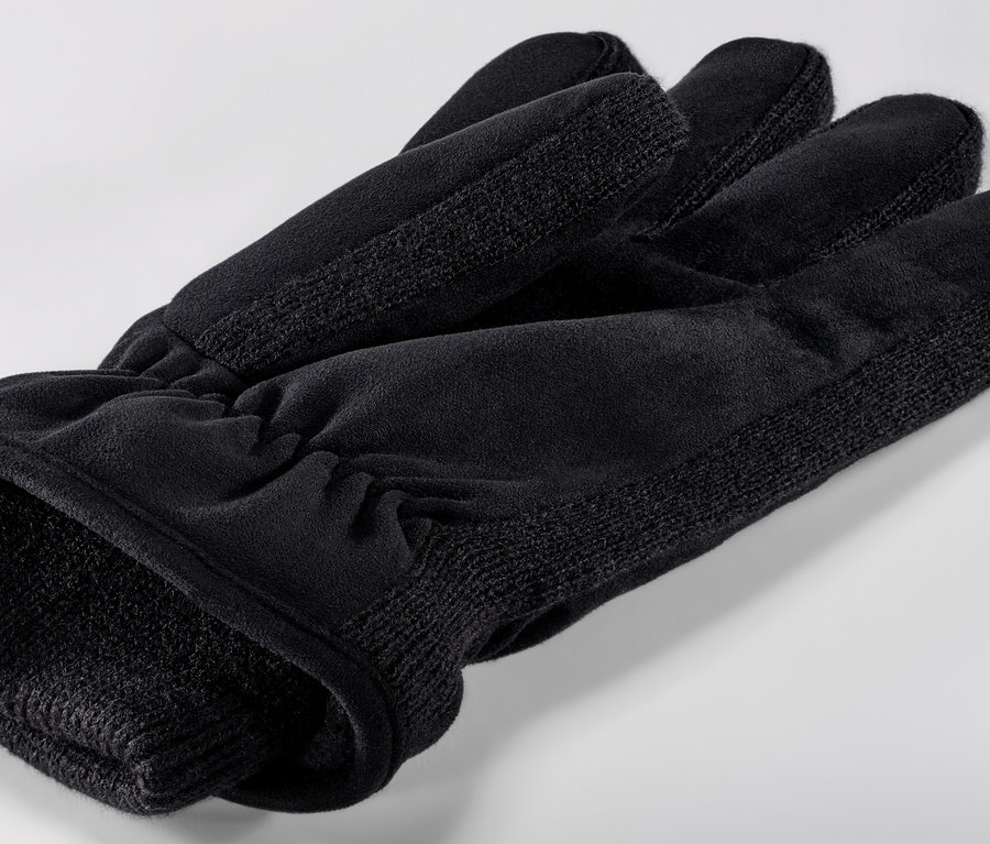 Gants noirs.