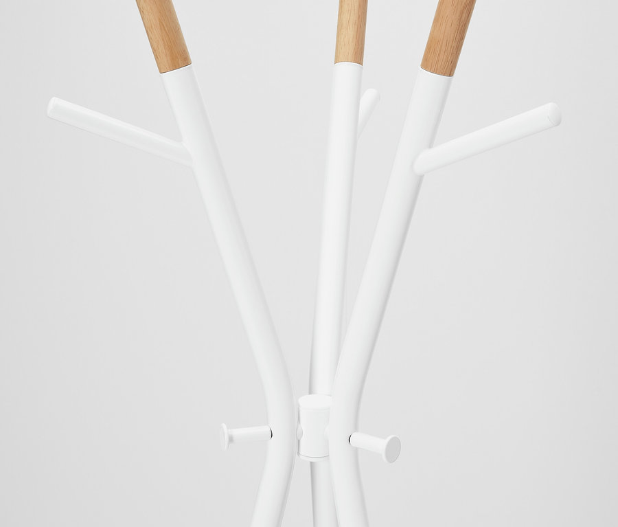 Vue détaillée d'un porte-manteau blanc avec des détails en bois.
