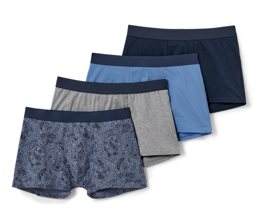 Quatre boxers : un avec un motif cachemire bleu, un gris, un bleu clair et un bleu foncé.