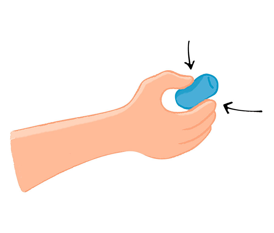 Une main tient une pièce bleue d'un ensemble PlayMaisR.